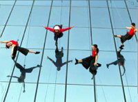 Definida como una compañía de danza aérea, Deambulants está especializada en la realización de espectáculos de formato vertical.