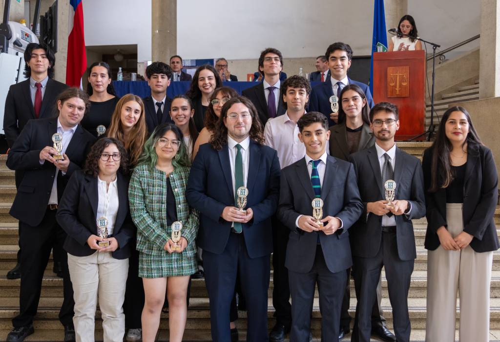 El reconocimiento a la superación y esfuerzo se brindó a los alumnos que destacaron por su perseverancia y tenacidad.