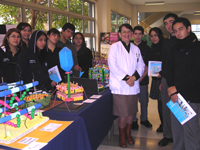 La Prof. T.M. Leyla Gómez recibió numerosas delegaciones de estudiantes durante las visitas guiadas a la muestra.