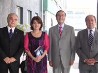 En la imagen, de izquierda a derecha: Prof. Dr. Mauricio Rudolph; Dra. Carmen Lucía Guzmán; Rector Víctor Pérez y Decano de la Facultad de Odontología, Prof. Dr. Julio Ramírez.