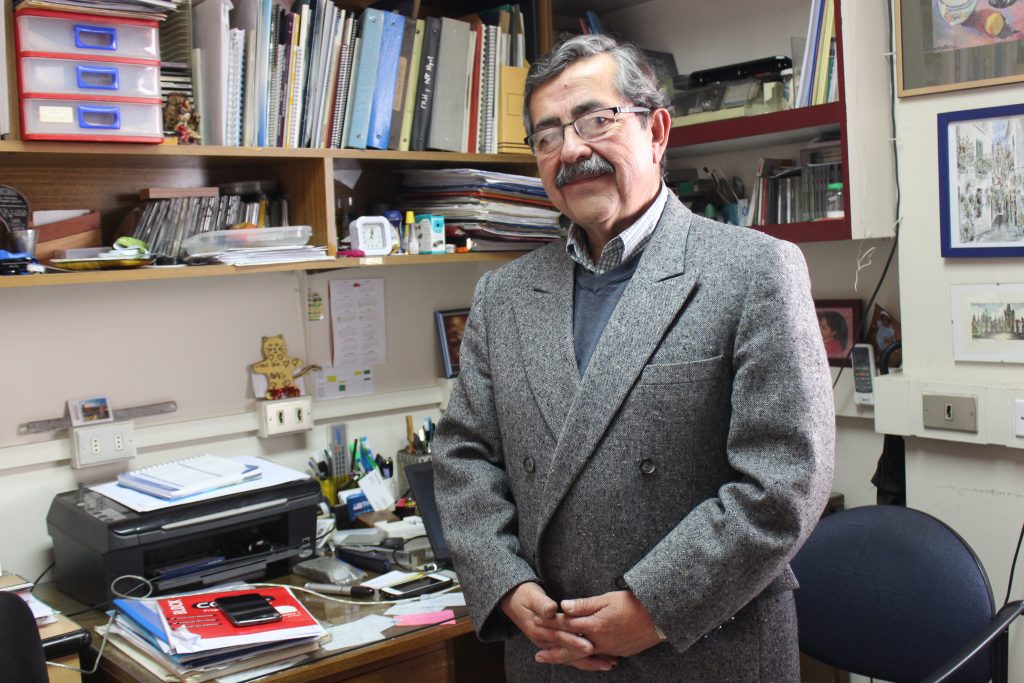 Prof. Hernán Lara obtiene el premio Felipe Alvarez de FCFM, por crear