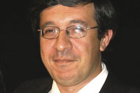 El Dr. Víctor Muñoz del Departamento de Física.
