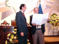 En el marco de los 166 años de la U. de Chile, el académico y Premio Nacional Artes Musicales 2008, Miguel Letelier, recibió la Medalla Rectoral de manos de la máxima autoridad de esta institución.