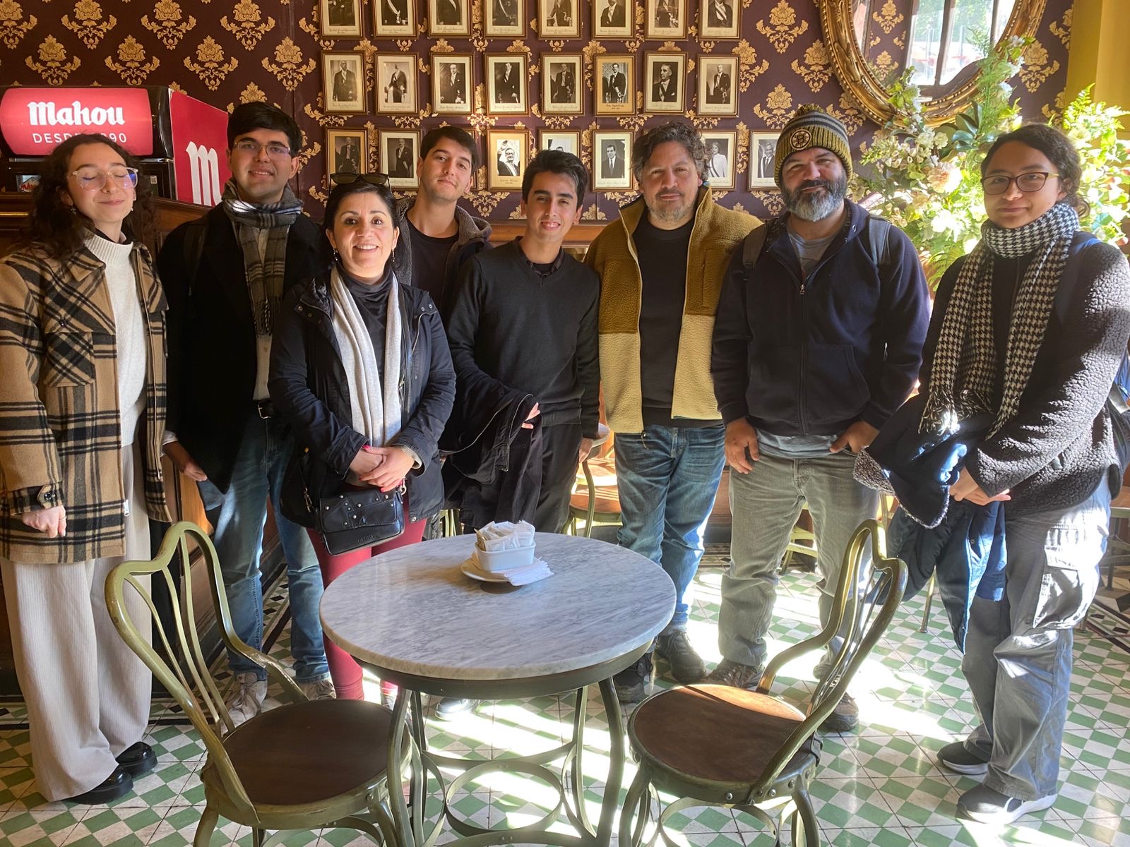 Estudiantes en Confitería Torres