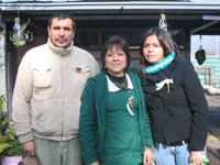 El Prof. Roberto Garfias, la Directora del Jardín Pupeñi, Mónica Bustamante, y la egresada Natalia Valenzuela.