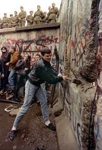 "Cae el muro de Berlín, pero nacen otros muros".