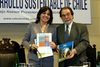 El Director del CDS, Miguel San Martín, entregó a la Ministra Presidenta de CONAMA y Presidenta del CDS, Ana Lya Uriarte, el informe anual del Consejo.