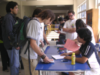 Durante la Semana Mechona, los dirigentes estudiantiles entregaron las Agendas Fech 2008, las que fueron recibidas con gran entusiasmo por los mechones.