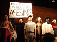 Bajo la dirección del profesor Fernando González, estudiantes de tercer año de actuación teatral interpretaron una pieza de Bertolt Brecht. 