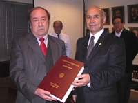 Decano Julio Ramírez recibió valioso documento histórico de manos del Prefecto Inspector, Sr. Gilberto Loch.