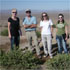 Anja Hubner (BioPlanta), Nicolás Franck, Rosanna Ginocchio (CIMM) y Valentina Vesely en plantación de jojoba regada con aguas del tranque de relava 