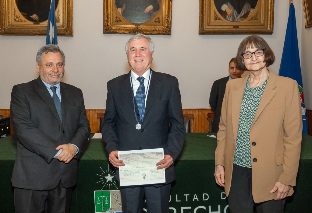 En la Sala de Facultad, el egresado Álvaro Varela recibió la medalla de manos del Decano Ruiz-Tagle y la Rectora Rosa Devés.