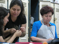 La artista y académica del DAV, Prof. Cecilia Escala (derecha) y la profesora ayudante Joselyne Contreras (a la izquierda) dictan este curso junto a la Directora del DAV, Prof. Susana González.
