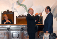 Prof. Víctor Pérez recibe la Medalla Universidad de Chile de manos del Rector (S) Prof. Jorge Litvak (Foto: Presidencia de la República)