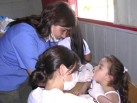 Los niños del Campamento Un Techo para Chile de Cerrillos, recibieron aplicación de flúor.