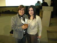 La diputada María Antonieta Saa recibió una miniatura de la escultura de Andrea Parra como reconocimiento a su apoyo a la labor de Acciongay. En la fotografía, junto a Andrea Parra.