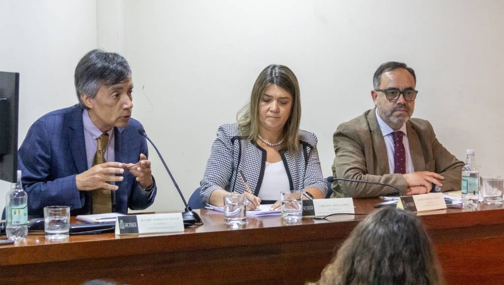 Las normas ético-profesionales de la abogacía fueron analizada por el profesor Álvaro Anríquez, la abogada Carolina Araya y el director DAE, Rubén Burgos.