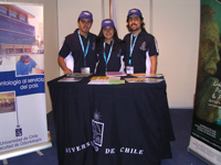 Omar Puebla, Treycy Parkes y Andrés Celis, conformaron una de las delegaciones de estudiantes que representaron a la Facultad de Odontología  en el Salón Dental de Chile 2009. 