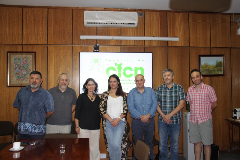 Foto protocolar de la reunión del representante para Sudamérica de la UICN y las autoridades de la Facultad de Ciencias Forestales