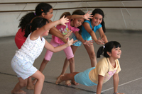 El Taller de Danza Infantil de Verano utiliza lúdicas actividades para enseñar nociones básicas del movimiento y la danza. 