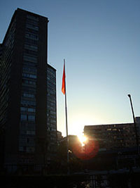 En noviembre de 2008, Antonia Isaacson, egresada de la Facultad de Artes, realizó una intervención en la que una bandera naranja fluorescente flameaba a pocos metros de las torres de Carlos Antúnez.