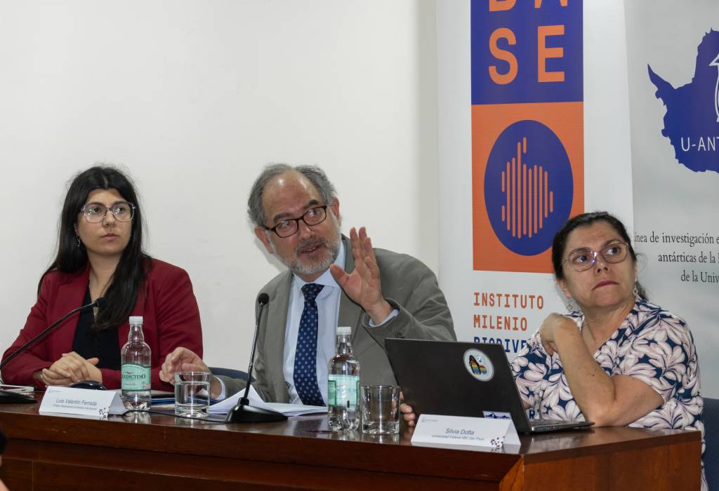 "Resulta esencial consolidar la identidad antártica chilena en los distintos sectores de nuestro país, y en especial en su juventud", enfatizó el profesor Luis Valentín Ferrada.