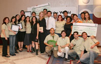Foto en Sao Paulo del equipo de la Universidad de Chile y el equipo de Brasil con ejecutivos de la empresa AMD.
