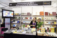 La U. de Chile cuenta con dos stands en la Feria: Uno dedicado a libros y revistas de la institución, y otro a la actividad de restauración de libros del Archivo Andrés Bello.