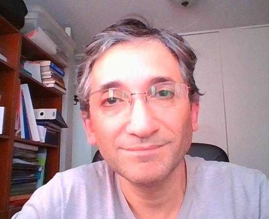 “Antes que todo, escuchar y acoger a la persona que está siendo víctima de la situación de violencia, mostrar empatía brindando un espacio de confianza que le haga saberse comprendida, resguardada, dándole los tiempos y espacios que le permitan expresar lo que siente, lo que piensa, lo que necesita y requiere”, dice el profesor Bernardo González, académico del Departamento de Estudios Pedagógicos de la Facultad de Filosofía y Humanidades.