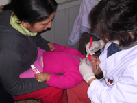 La Dra. Zillmann y el Dr. Valle dirigieron su intervención odontológica hacia las mujeres embarazadas, las madres y sus bebés, promoviendo la responsabilidad materna en la salud bucal de los niños.