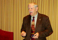 El Dr. Larry Abrahamson viajó desde la Universidad del Estado de Nueva York para participar en el seminario.