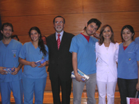 El Rector Víctor Pérez entregó el primer premio a los estudiantes de 4º año, que elaboraron el trabajo denominado "Salud Bucal en el embarazo".