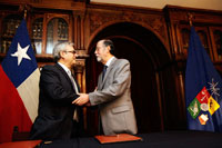 El Presidente de la Cámara Chilena del Libro, Arturo Infante, junto al Rector Victor Pérez Vera.