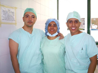 Santigo Chaves, a la derecha de la fotografía, acompañado por el profesor de cirugía de la Universidad de Antioquía, Dr. José Dominguez y una auxiliar de pabellón.