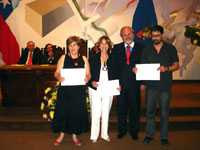 Los académicos de la Facultad de Artes, Carmen Luisa Letelier, Rebeca León y Marco Espinoza, recibieron de manos del Rector (s) Jorge Las Heras la Medalla Mejor Docente 2008.