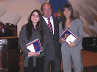 En la imagen, de izquierda a derecha: Dra. Claudia Cáceres, Decano Julio Ramírez y Dra. Francisca Montini.