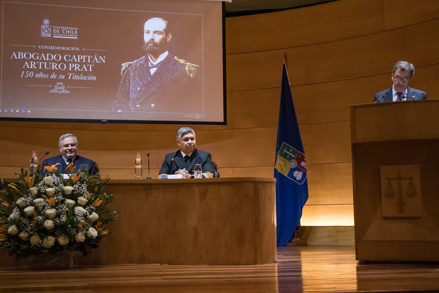 De izq. a der: Decano Pablo Ruiz-Tagle; Almirante Fernando Cabrera escuchan el discurso del Ministro de Defensa, Fernando Barros.