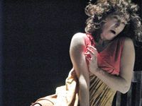 "Cuerpo Quebrado" rememora episodios de tortura a través del uso de la técnica de danza Butoh, realizando una certera escenificación del dolor.