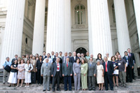 Los asistentes al encuentro del CDS se reunieron en el frontis del ex Congreso para la fotografía oficial del evento. 