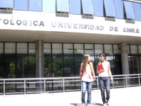 Como parte de la Facultad de Odontología, la Clínica Odontológica de la Universidad de Chile se encuentra emplazada en Av. La Paz Nº 750, Independencia, Santiago.