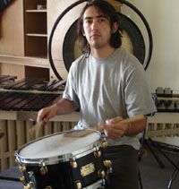 Sebastián Vargas, estudiante de la Facultad de Artes e integrante del Conjunto de Cámara de Percusión que rendirá su examen el sabado 13 de enero.