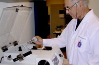 El Dr. Gustavo Moncada expresó su interés de equipar, paulatinamente, un futuro Laboratorio de Tejidos Duros.