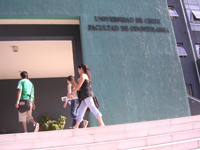 La Facultad de Odontología se localiza en Olivos Nº 943, Independencia, Santiago; cercana a Metro Estación Cerro Blanco.