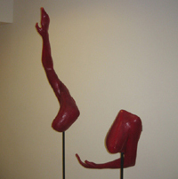 Jaime Torres, mediante la resina policromada, trabaja la visualidad de dos brazos femeninos ascendentes.