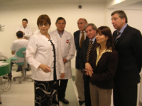 La comitiva de la ACHS visitó las instalaciones de la Clínica Odontológica de la Universidad de Chile, acompañados por el Dr. Ramos.