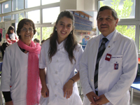 De izquierda a derecha, Dra. Marta Gajardo, Directora de Extensión, Josefina Alacid, alumna de Colegio Alianza Francesa de Osorno,  y Dr. Milton Ramos, Director de Asuntos Estudiantiles.