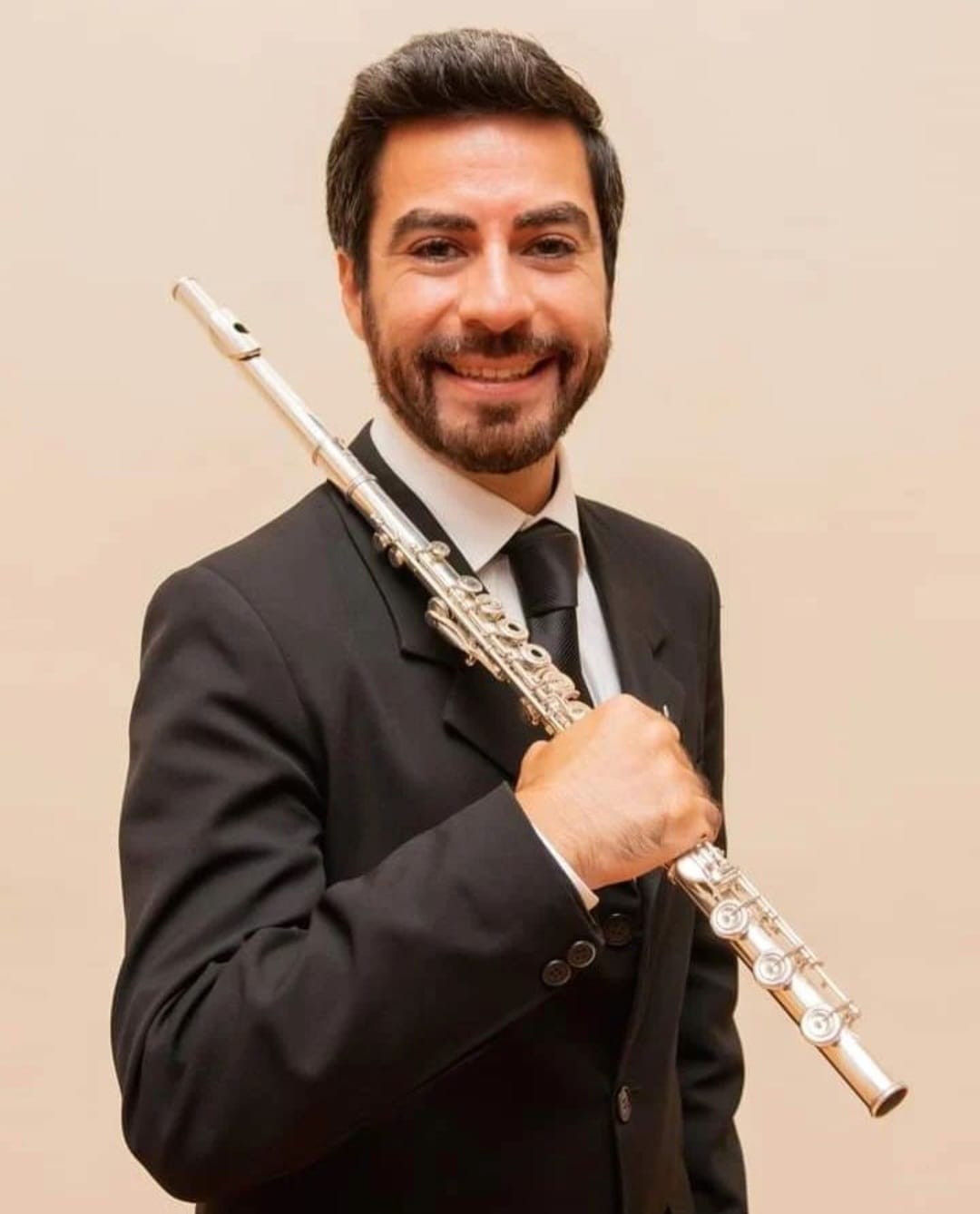 Gerardo Bluhm es egresado del Departamento de Música y se desempeña en el cargo de Primer Flauta Solista en la Orquesta Sinfónica de La Serena y docente en la Academia de Música Pedro Aguirre Cerda y en la Fundación de Orquestas Juveniles e Infantiles de Chile.