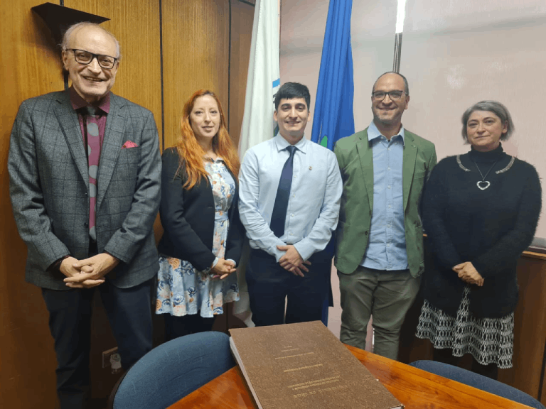 En la imagen (de izq. a der.) el académico Juan Caldentey, la académica y profesora guía, Consuelo Fritz; el nuevo ingeniero forestal, Bastián Muñoz; el académico y curador del Herbario EIF, Nicolás García y la académica Karen Peña Rojas.