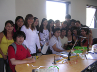 Prof. Nora Silva junto a un grupo de alumnos de la Escuela de Verano 2009.