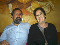 El director del Departamento de Danza de la Facultad de Artes, Alvaro Cruz, junto a la directora artística del BJU, Hilda Riveros, durante su estadía en México.